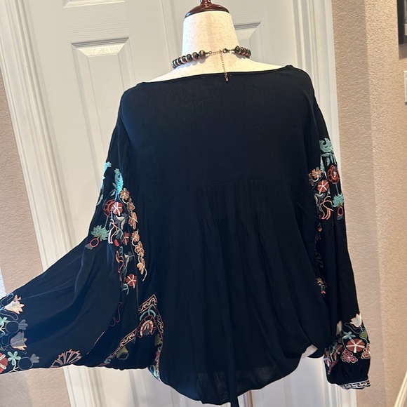 NWOT Embroidered Blouse by Easel Los Angeles and Coordinating Copper Necklace - Picture 3 of 5